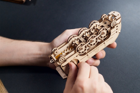 puzzle-3d-ugears-lokomotywa-7